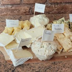 plateau apéritif avec des fromages au lait cru